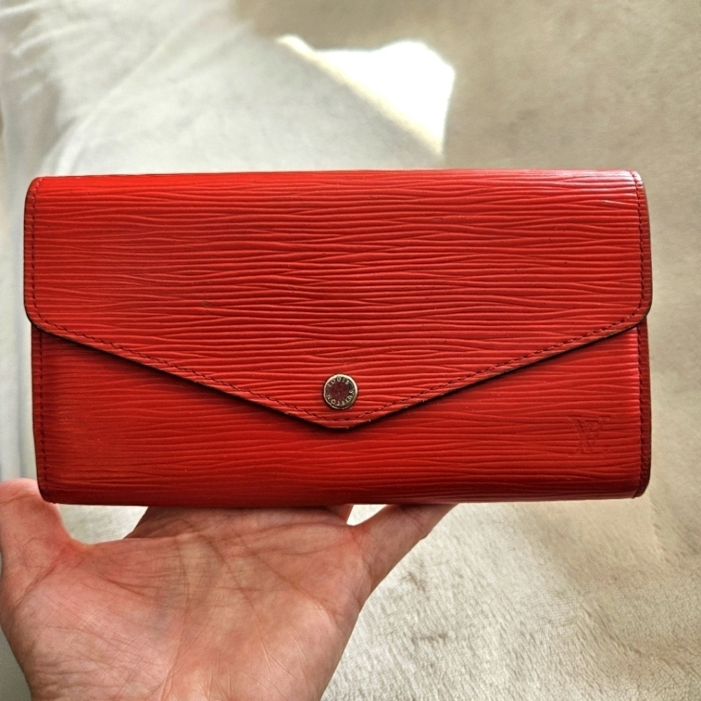 Authentic Louis Vuitton Red Sarah Epi Leather Women's Clutch